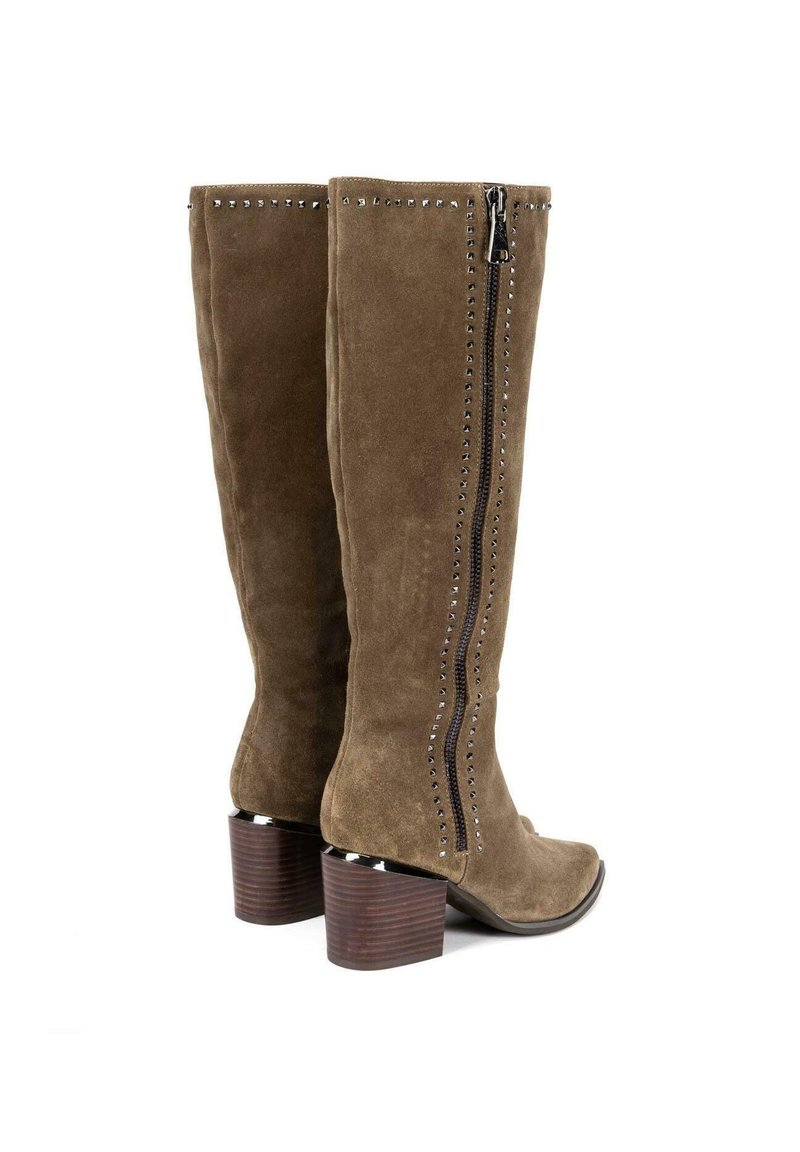 Botas altas de ante en verde oliva con cremallera lateral, que presentan tachuelas plateadas a lo largo de las costuras y un tacón de madera grueso.