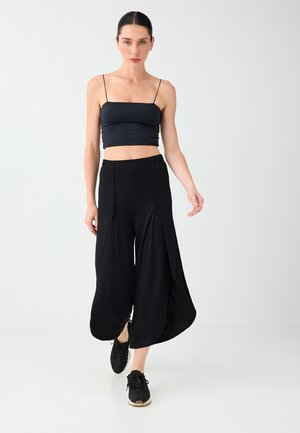 Jimmy Key, SLIT DETAILED RELAXED FIT TROUSERS - Pantaloni - black