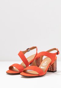 Tamaris Sandaalit nilkkaremmillä - orange