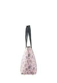 Roze torba s floralnim uzorkom, s crnim kožnim ručkama, suženi dizajn i zlatne nožice na dnu za stabilnost.