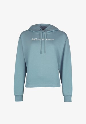 Hellblauer Kapuzenpullover mit Kordelzug und dem Schriftzug "EA7 Emporio Armani" in Weiß auf der Brust, mit langen Ärmeln und kürzerem Schnitt.