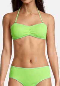 Ensemble bikini vert néon en tissu texturé, haut bandeau avec détail smocké, et bas taille haute avec bordure grise contrastante.
