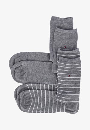 Ensemble de chaussettes grises, comprenant deux paires unies et deux paires rayées, fabriquées en tissu doux. Chaque paire arbore un logo Tom Hilfiger.