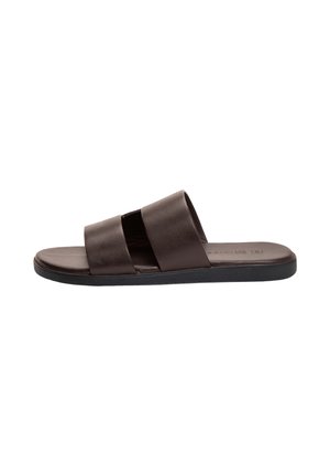 Sandale slide en cuir marron avec deux larges brides et semelle plate noire, vue de côté sur fond blanc.