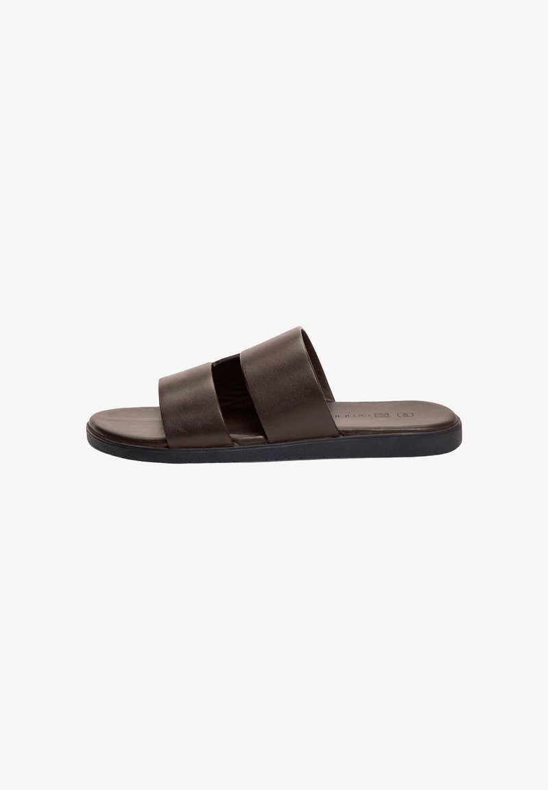 Sandale slide en cuir marron avec deux larges brides et semelle plate noire, vue de côté sur fond blanc.