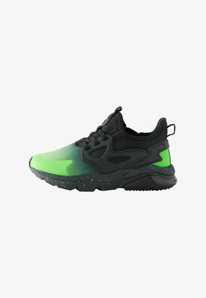 Schwarz-grüne Sportschuhe mit einem schlanken Design, ausgestattet mit einem glatten Obermaterial, strukturierten grünen Akzenten und einer gesprenkelten Sohle.