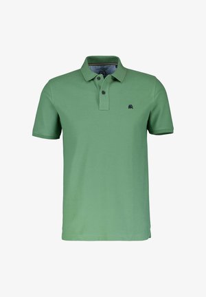 Grünes kurzärmliges Polohemd mit Kragen, zwei schwarzen Knöpfen und kleinem schwarzem gesticktem Logo auf der linken Brust.