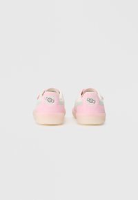 Różowe zamszowe sneakersy z gładką białą cholewką i zielonymi akcentami. Posiadają logo cukierka na pięcie oraz przezroczystą gumową podeszwę.