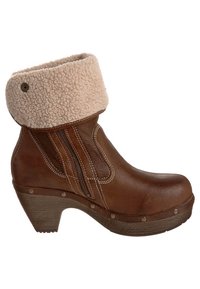 Ruskea nahkainen saapas, jossa on pehmeä, kermaisen värinen varsi, sivuvetoketju ja kuvioitu puun näköinen korko. Koristeellista ompelua ja metallisia yksityiskohtia.