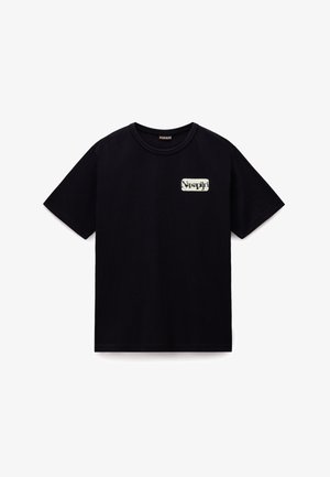 Schwarzes kurzärmliges T-Shirt mit Rundhalsausschnitt und kleinem weißen rechteckigen Logo-Patch mit dem Text "Napapijri" auf der linken Brust.