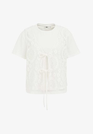 Fehér, rövid ujjas felső, csipkével borított V-nyakkal és elöl megkötős részletel. Puha anyag, textúrált csipkés dizájnnal.