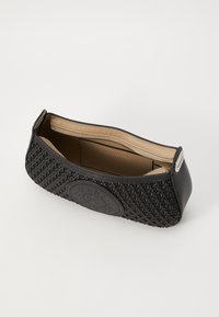 Mustassa kudotussa kankaassa ja nahassa oleva clutch-laukku, jossa on pyöreä kohokuvioitu logo, vetoketjukiinnitys ja beige sisustus. Kompakti ja suorakaiteen muotoinen.