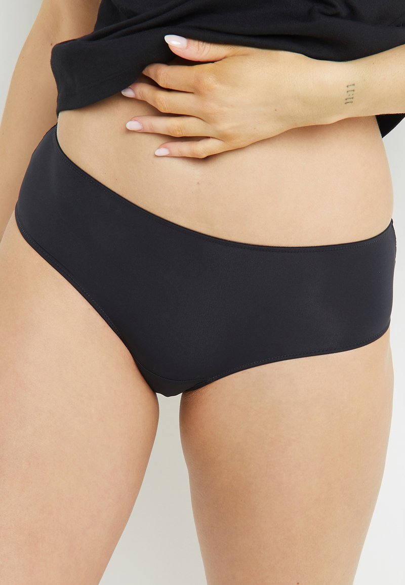Mutande hipster nere realizzate in tessuto lucido, con una cintura larga e un design senza cuciture per garantire comfort e minima visibilità sotto gli abiti.