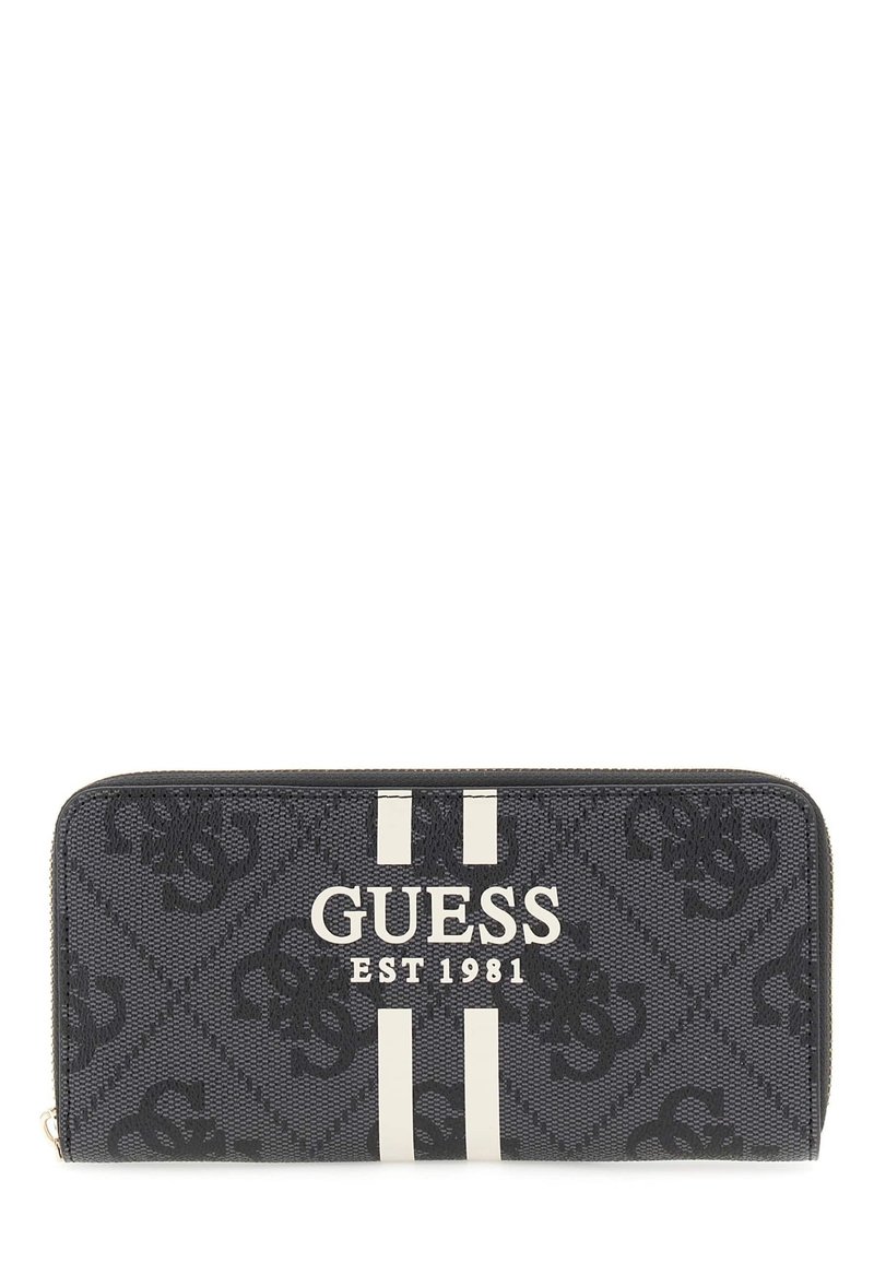 Portofel textil negru cu model logo embossat, dungi albe și accesorii din argint. Prezintă „GUESS EST 1981” afișat proeminent pe partea din față.