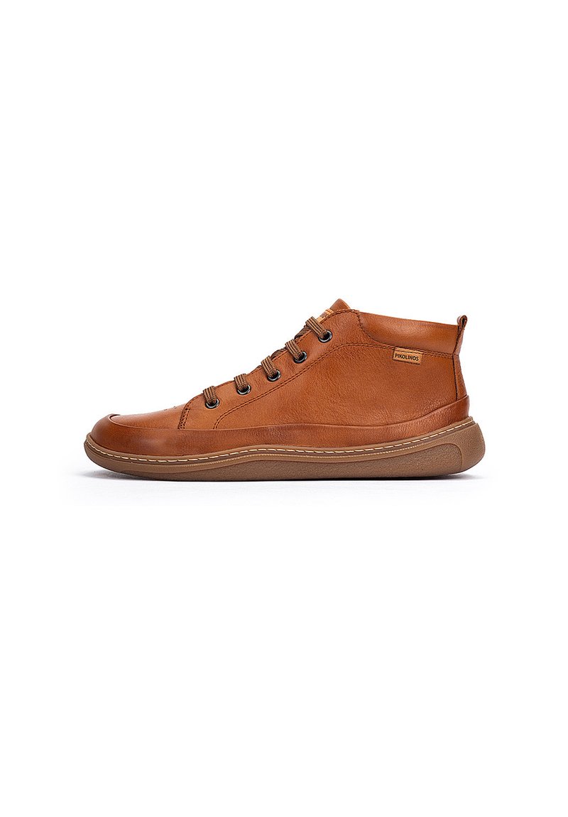 Botas altas de cuero marrón con un acabado texturizado, puntera redonda y seis ojales. Suela de goma con costuras en contraste y un logo lateral.