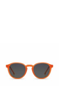 Lunettes de soleil rondes avec une monture orange vif et des verres teintés foncés, présentées de face sur un fond blanc.