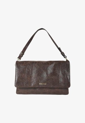 Borsa a tracolla in similpelle marrone con patta pieghevole, superficie texture, tracolla regolabile e dettaglio logo dorato.