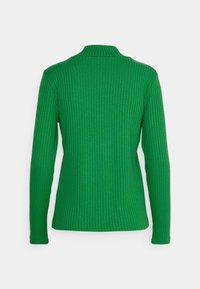 Pull vert à manches longues côtelé avec un col haut, montré de dos sur un fond blanc uni.