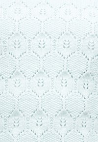 Tissu blanc en maille avec un motif de losanges répété présentant des dessins alternés de feuilles unies et texturées.