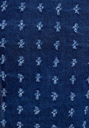 Denimstof met een donkerblauwe basis, met een herhaald patroon van lichtblauwe, gestikte accenten en kleine, rafelige details verspreid over het geheel.