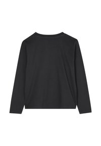 Maglietta nera a maniche lunghe realizzata in tessuto morbido, con scollatura rotonda e vestibilità comoda. Tessuto liscio senza motivi visibili o accessori metallico.