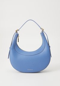 Sac à main en cuir bleu en forme de croissant, finition texturée et zip supérieur. Présente des accessoires en métal doré et une seule bandoulière.