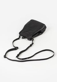 Kleine schwarze Ledertasche mit verstellbarem Riemen und Metallrahmenverschluss, präsentiert vor weißem Hintergrund.