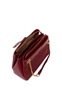 Rode leren handtas met een horizontaal geribbelde textuur, gouden hardware, dubbele ritscompartimenten en een afneembare kettingriem.