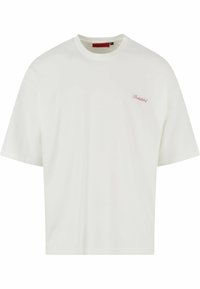 Camiseta blanca con corte holgado y mangas cortas. "Prohibido" bordado en rojo en el pecho. Textura suave y escote redondo estándar.