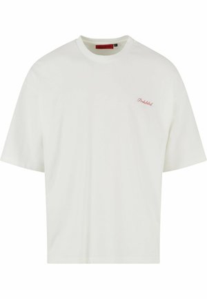 Valge t-särk, millel on lõtv lõige ja lühikesed varrukad. Rinnas on punases värvuses tikand "Keelatud". Pehme tekstuur ja tavaline ümar kaelus.