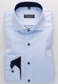 Camicia button-up Eterna azzurro chiaro con vestibilità comoda. Presenta un colletto e polsini interna a motivo blu scuro, chiusura a singolo bottone.