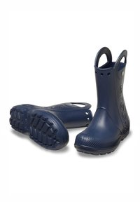 Stivali di gomma impermeabili blu navy con superficie texturizzata, punta rotonda e tacco a blocco. Presentano manici laterali per una facile indossabilità e un motivo decorativo.