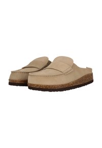 Beige mockasins i mocka med rund tå, sömmar och en korkmellansula. Mjuk textur och en platt gummisul.
