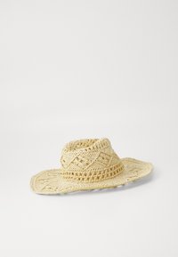 Sombrero de paja de ala ancha con un diseño tejido, de color beige claro y superficie texturizada. Los acentos incluyen una corona con un patrón.