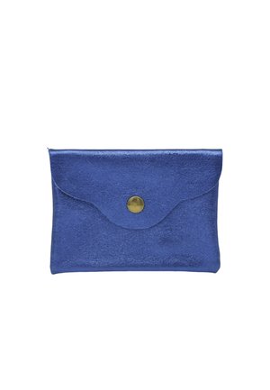 Petite pochette rectangulaire en cuir bleu avec rabat arrondi et fermeture par un seul bouton doré, isolée sur fond blanc.