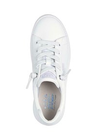 Zapatilla blanca diseñada por BOBS, con material suave, puntera redonda, parte superior con cordones y cuello acolchado con plantilla de espuma viscoelástica.