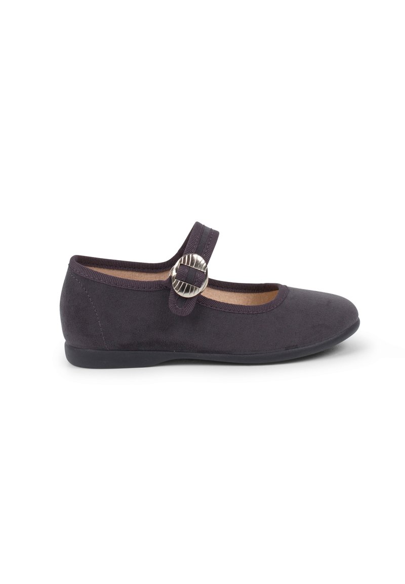 Zapatos Mary Jane de ante negro con punta redonda, suela plana y una correa lateral que presenta una hebilla decorativa de plata.