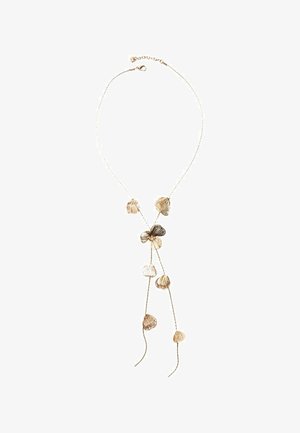 Halskette in Goldfarbe mit einer zarten Kette und floralen sowie muschelartigen Metallelementen in unterschiedlichen Größen, die einen schichtweisen Effekt erzeugen.