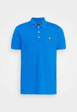 Polo bleu à manches courtes avec trois boutons blancs et un petit logo d'oiseau jaune sur la poitrine gauche.