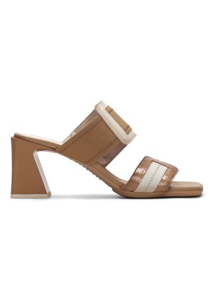 Zapatilla de sandalia con tacón marrón que presenta correas suaves, un upper de tela texturizada, plantilla acolchada y un tacón en bloque geométrico. Acentuada con detalles brillantes.