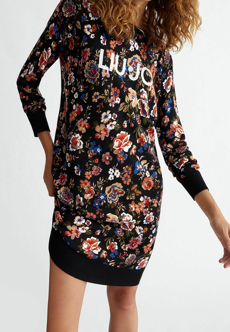 Květinové šaty mikinového střihu v černé barvě s barevnými květinami. Disponují elastickými manžetami a spodním lemem, s bílým logem "LIU JO" na prsou.