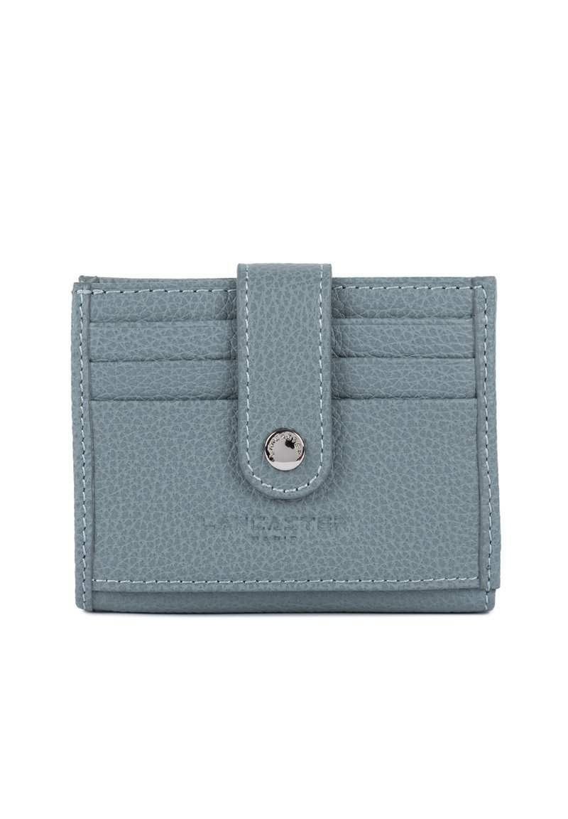 Porte-cartes en cuir texturé gris clair avec fermeture à pression, six emplacements pour cartes et logo en relief à l'avant. Coutures contrastées.