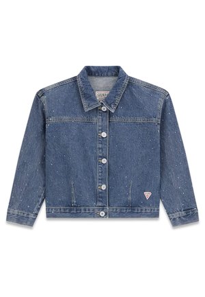 Blaue Jeansjacke mit weißen Knöpfen, langen Ärmeln, offenem Kragen und kleinem dreieckigem Guess-Logo-Patch auf der Vorderseite unten rechts.