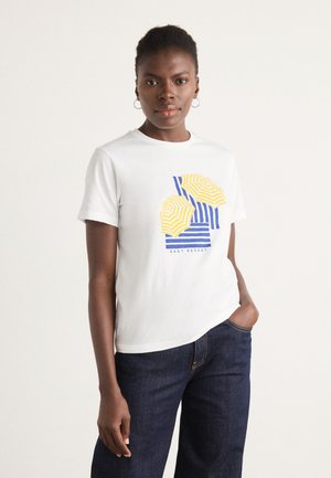 White cotton t-shirt featuring a graphic print with yellow and blue striped umbrellas. Paired with dark denim jeans. Short sleeves, round neckline.