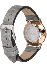 Ronde horloge met een roségouden kast, grijze lederen band en roestvrijstalen achterkant; beschikt over een gladde textuur en een verstelbare gesp.