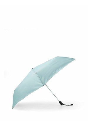 Lichtblauwe compacte paraplu met metalen steel en zwarte handgreep, gedeeltelijk open op een witte achtergrond.