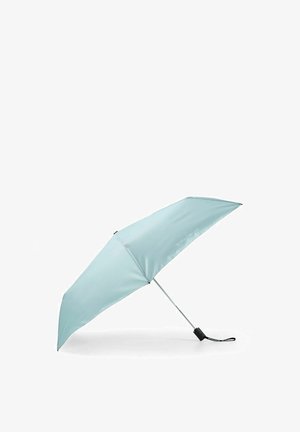 Lichtblauwe compacte paraplu met metalen steel en zwarte handgreep, gedeeltelijk open op een witte achtergrond.