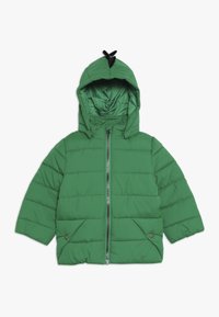 Giacca imbottita verde con zip frontale, cappuccio con un piccolo accento nero e texture a righe orizzontali. Due tasche laterali.