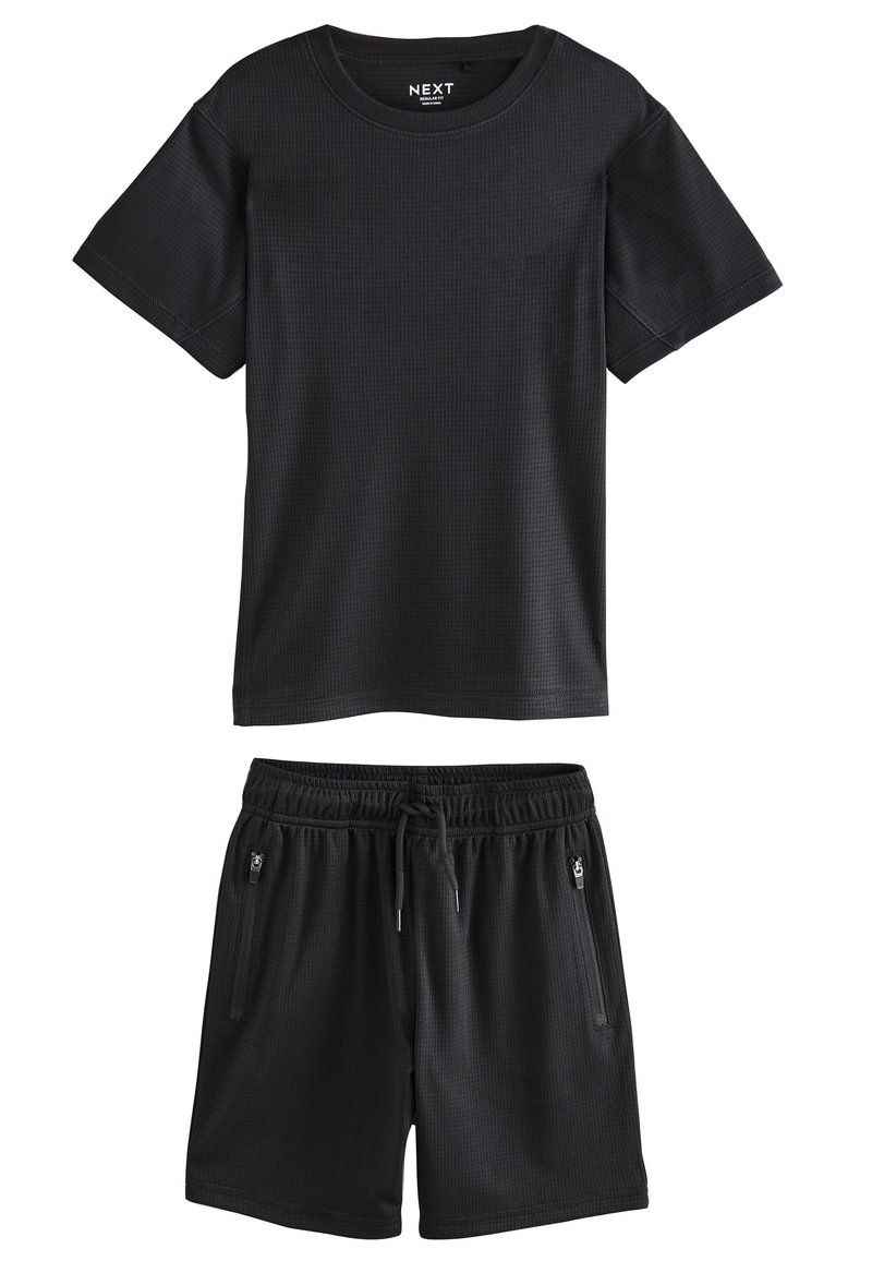 Top negro atlético de manga corta con un patrón texturizado y pantalones cortos a juego; los pantalones cortos tienen una cintura elástica y bolsillos con cremallera.