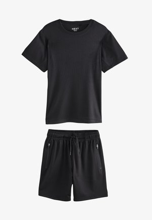 Zwart atletisch topje met korte mouwen en een getextureerd patroon, met bijpassende korte broek; de broek heeft een elastische tailleband en zakken met rits.